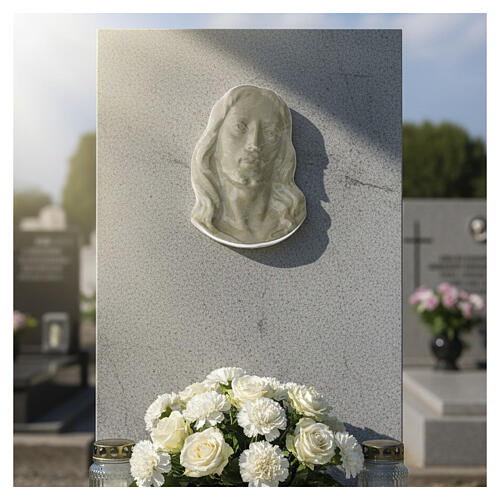Reliefplakette mit der Halbfigur Christi in Botticino-Marmoroptik für den Außenbereich 2