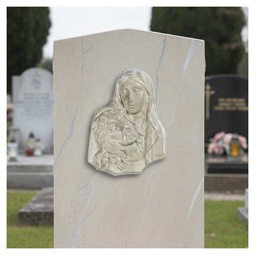 Placa Pietà para exterior acabamento mármore botticino 2