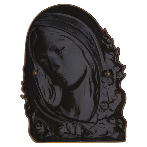 Reliefplakette mit dem Antlitz der Gottesmutter, umrahmt von Rosen mit farbigen Details, aus Bronze für den Außenbereich 3