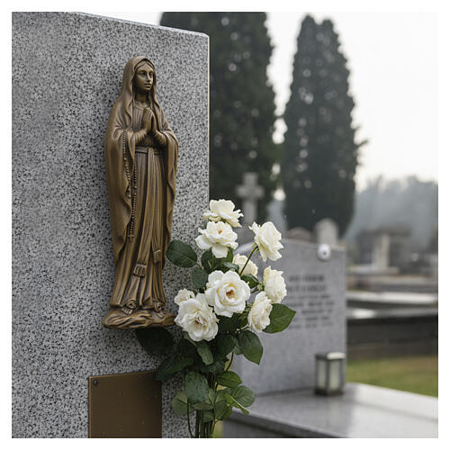 Tablica ścienna z wizerunkiem Matki Bożej z Lourdes – brązowana, do użytku zewnętrznego, 26x10 cm 2