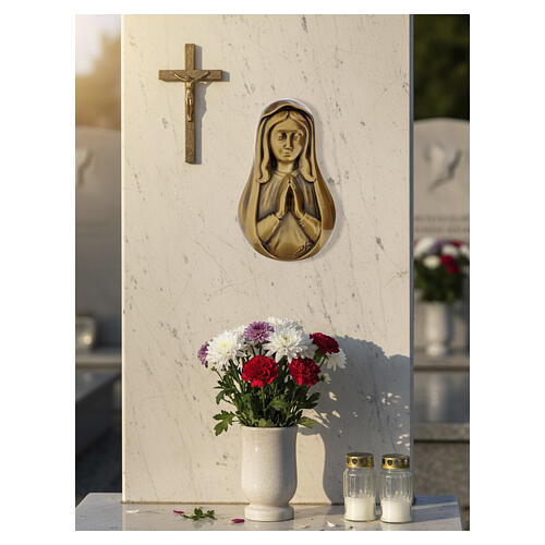 Placa funerária Nossa Senhora mãos juntas para parede, acabamento bronze 2