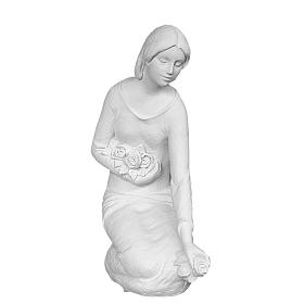 Statue in polvere di marmo di Carrara: Angelo gettafiori in ginocchio 55 cm marmo