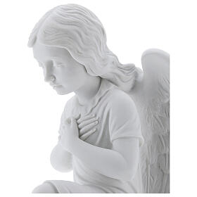 Engelchen kniend, links, aus Carrara-Marmor-Pulver, 34 cm
