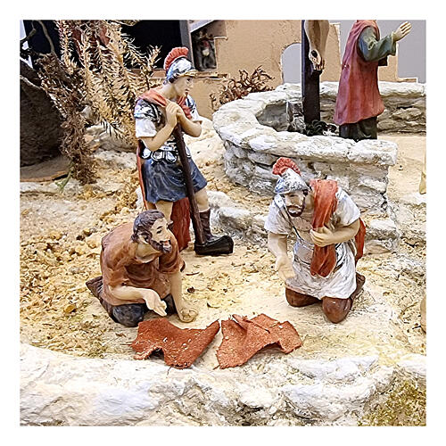 Scena z życia Chrystusa: żołnierze grający o szaty Chrystusa, 9 cm 2