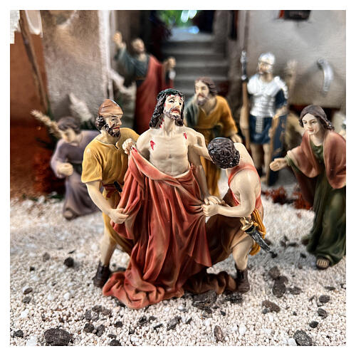 Escena Jesús despojado de sus vestidos 9 cm 4