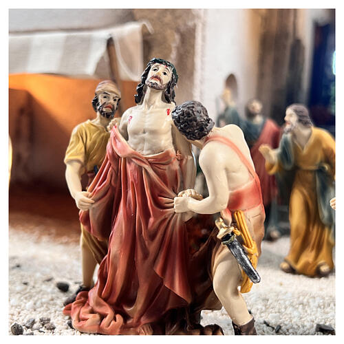 Scena Gesù spogliato dalle vesti statue 9 cm 4
