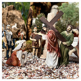 Figuras de resina da Paixão de Jesus: Jesus carregando a Cruz no caminho do Calvário, com Simão Cireneu e a Verónica