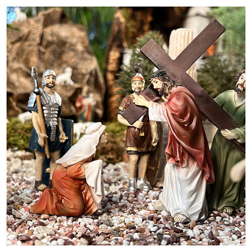 Figuras de resina da Paixão de Jesus: Jesus carregando a Cruz no caminho do Calvário, com Simão Cireneu e a Verónica 4