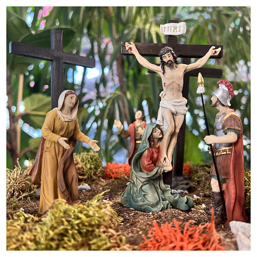 Escena crucifixión de Jesús con María a sus pies 9 cm 4