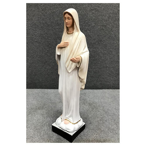 Estatua Virgen Medjugorje pintada vestidos blancos 30 cm resina 3
