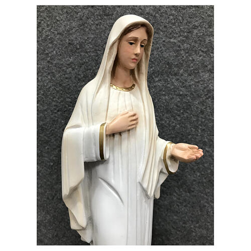 Estatua Virgen Medjugorje pintada vestidos blancos 30 cm resina 4