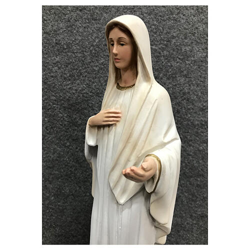 Estatua Virgen Medjugorje pintada vestidos blancos 30 cm resina 6