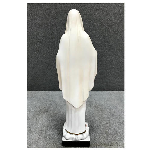 Estatua Virgen Medjugorje pintada vestidos blancos 30 cm resina 7