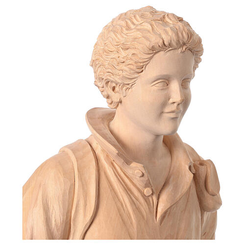 Statue von Carlo Acutis aus naturbelassenem Holz aus dem Grödnertal 4