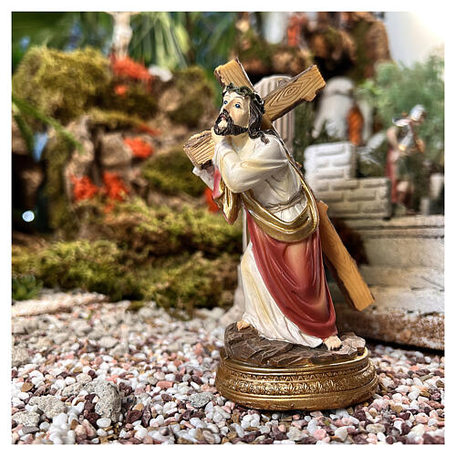 Gesù con croce in spalla Salita al Calvario resina dipinta a mano 12 cm 2