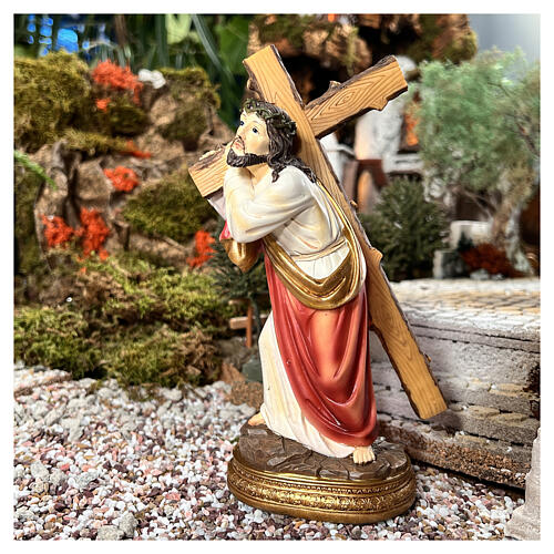 Jesus, das Kreuz auf der Schulter tragend, Aufstieg zum Kalvarienberg, Resin, handbemalt, für 20 cm Krippe 2