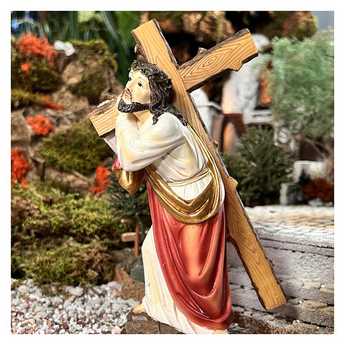 Jesus, das Kreuz auf der Schulter tragend, Aufstieg zum Kalvarienberg, Resin, handbemalt, für 20 cm Krippe 4