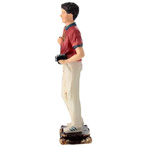 Estátua de Carlo Acutis com terço e câmera resina pintada 13 cm 5
