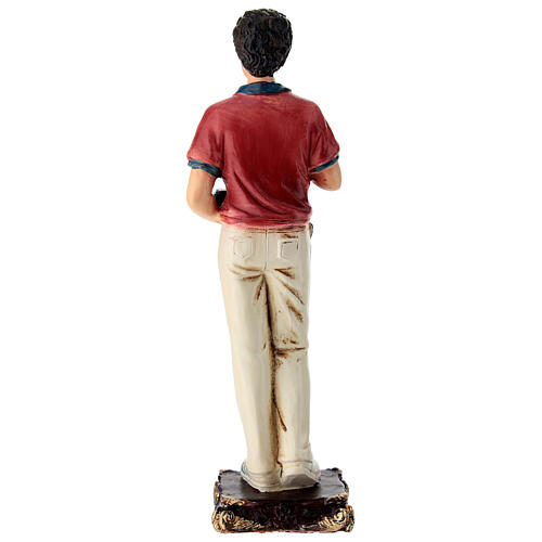 Estátua de Carlo Acutis com terço e câmera resina pintada 13 cm 6