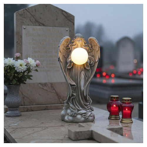 Statue Engel mit solarbetriebener Leuchtkugel – für Außenbereich 55 cm, Resin in Steinoptik 2