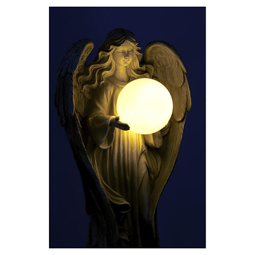 Estátua anjo para exterior com esfera luminosa solar 55 cm em resina efeito pedra 4