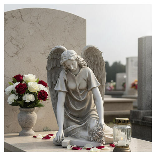 Statue kniender Engel mit Kreuz und Blumen – für Außenbereich 40 cm, Resin in antiker Steinoptik 2