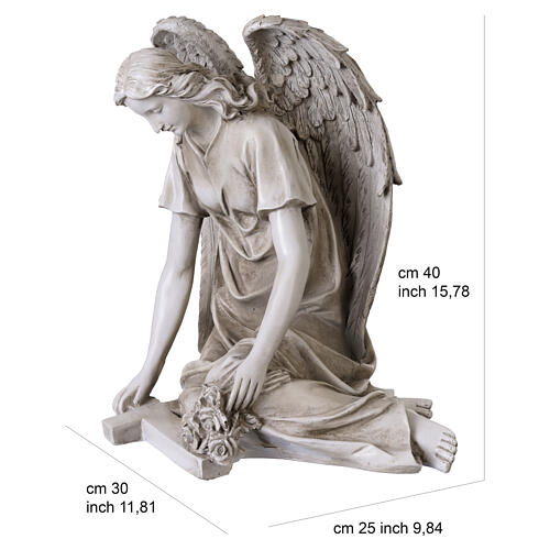 Ángel arrodillado para exterior con cruz y flores 40 cm acabado efecto piedra antigua 3