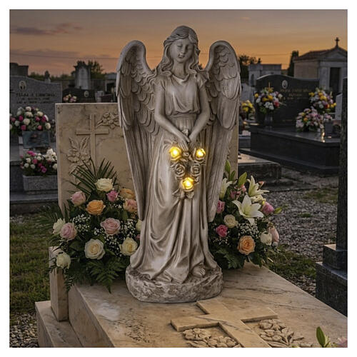 Ángel con rosas para exterior luz solar 50 cm color marfil 1