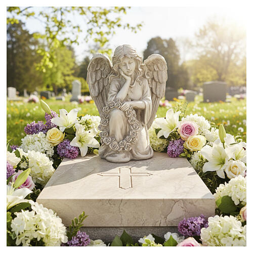Statue kniender Engel mit Blumenkranz – für Außenbereich 30 cm, Resin in heller Steinoptik 2