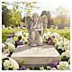 Statue kniender Engel mit Blumenkranz – für Außenbereich 30 cm, Resin in heller Steinoptik s2