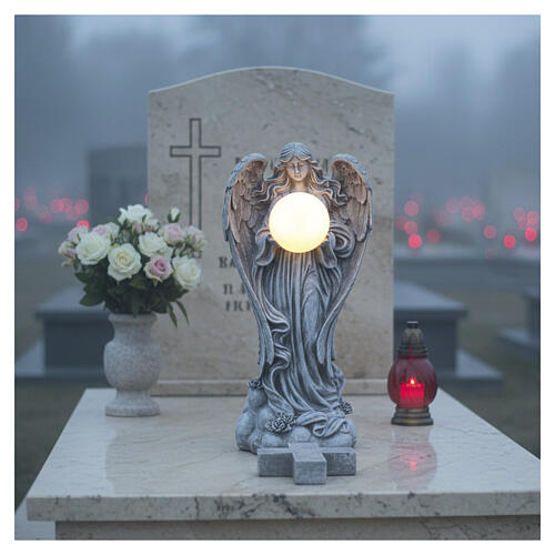 Statue Engel mit LED-Solarleuchtkugel – für Außenbereich 55 cm, Resin in Steinoptik 2