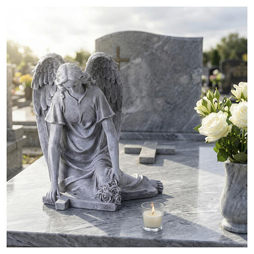 Statue kniender Engel mit Kreuz und Blumen – für Außenbereich 40 cm, Resin in Steinoptik 2