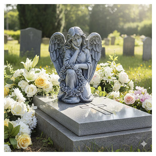 Statue kniender Engel mit Blumenkranz – für Außenbereich 30 cm, Resin in grauer Steinoptik 2