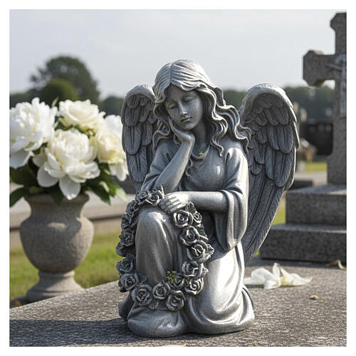 Statue kniender Engel mit Blumenkranz – für Außenbereich 30 cm, Resin in grauer Steinoptik 4