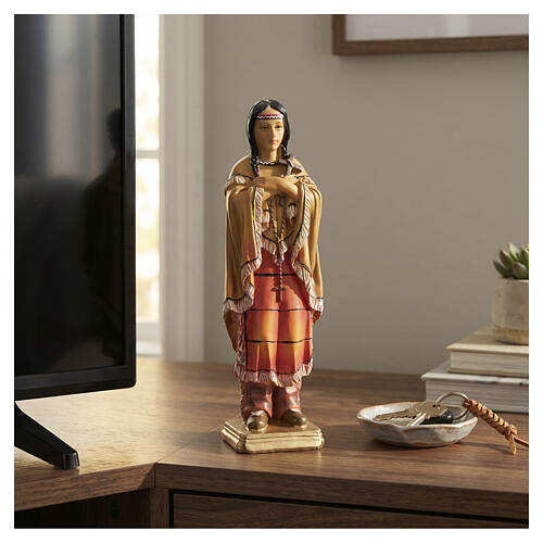 Estatuilla de resina pintada Santa Kateri Tekakwitha 20 cm 2