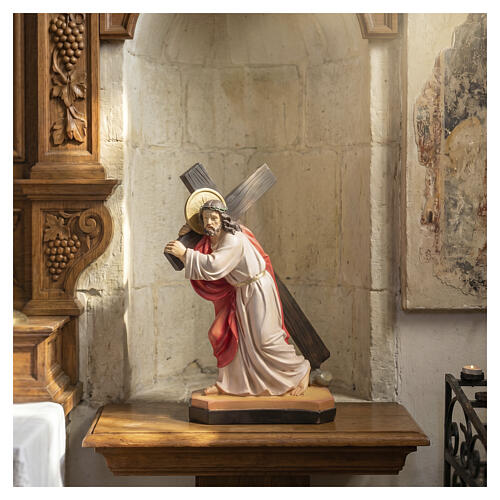 Jesus carrying the cross to Calvary statue in hand-painted resin, 20 cm 2