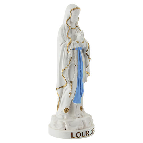 Figurka Matki Bożej z Lourdes z żywicy z pozłacanym różańcem, 20 cm 3