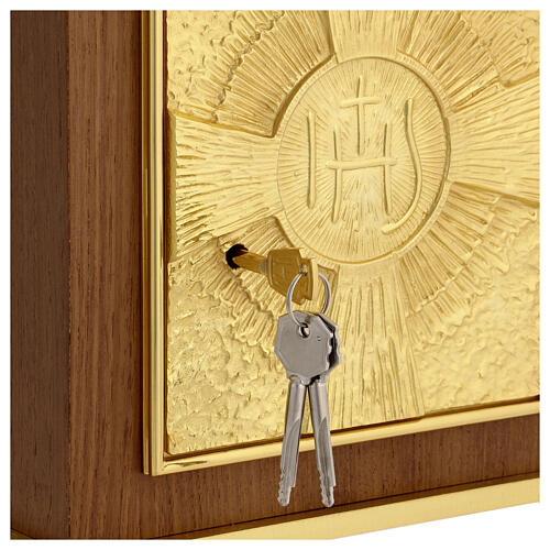 Altartabernakel aus dunklem Massivholz mit IHS-Symbol 5
