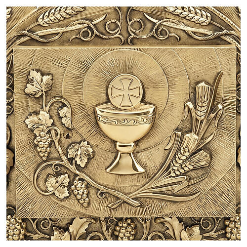Wandtabernakel von Molina aus vergoldetem Messing mit Kelch, Eucharistie und Strahlenkranz mit Weinreben und Ähren – 40 × 45 cm 2