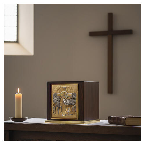 Wooden table tabernacle with brass base, decorated with ears of corn, chalice and grapes, 28x25x25 cm 2