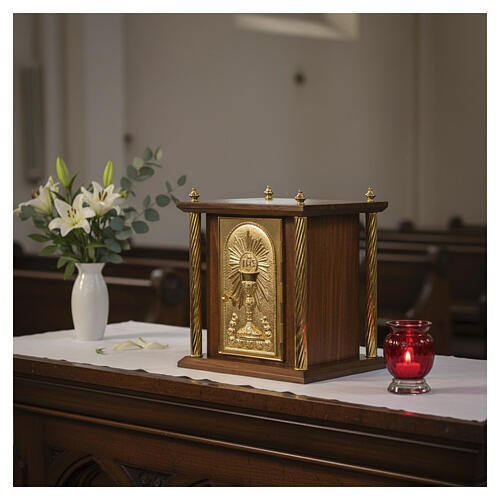 Tabernacolo mogano decoro calice e ostia IHS con colonne dorate 50x40x40 cm 2