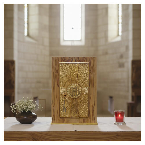 Olive wood altar tabernacle with IHS rays on the door, 40x30x30 cm 2