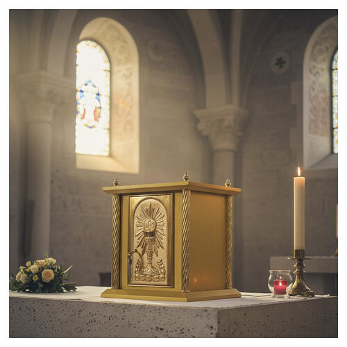 Tabernacle en bois doré calice et hostie IHS avec rayons 50x40x40 cm 2