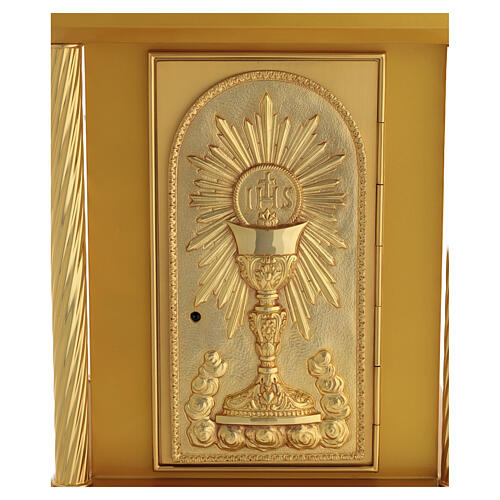Gold-finished wood tabernacle with chalice and IHS host decoration and gilded brass door and columns, 50x40x40 cm 3