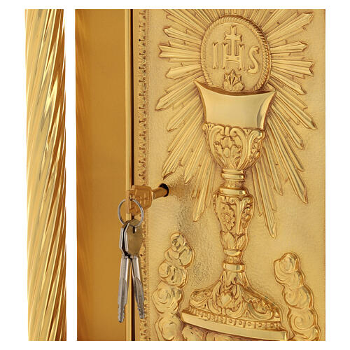 Gold-finished wood tabernacle with chalice and IHS host decoration and gilded brass door and columns, 50x40x40 cm 5