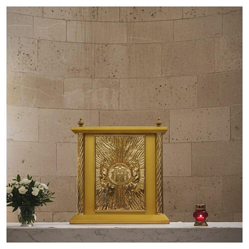 Tabernacle en bois doré mains Jésus et hostie IHS 50x40x40 cm 2