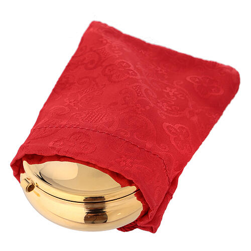 Relicario dorado con piedra roja y saco rojo 2
