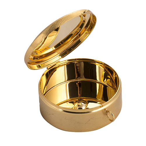 Pyx with cross decoration in knurled brass 2