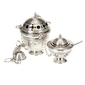 Encensoirs et navettes: Encensoir et navette repoussés avec croix