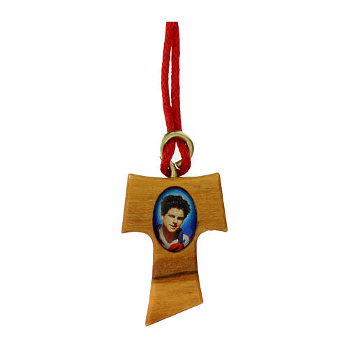 Pendentif croix Tau olivier Carlo Acutis fil rouge 1